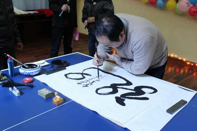 俞院长挥动墨宝