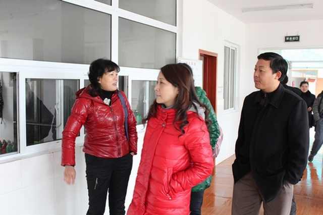 “送温暖”一行参观福利院食堂