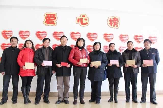 “送温暖”一行在福利院爱心榜下合影留念