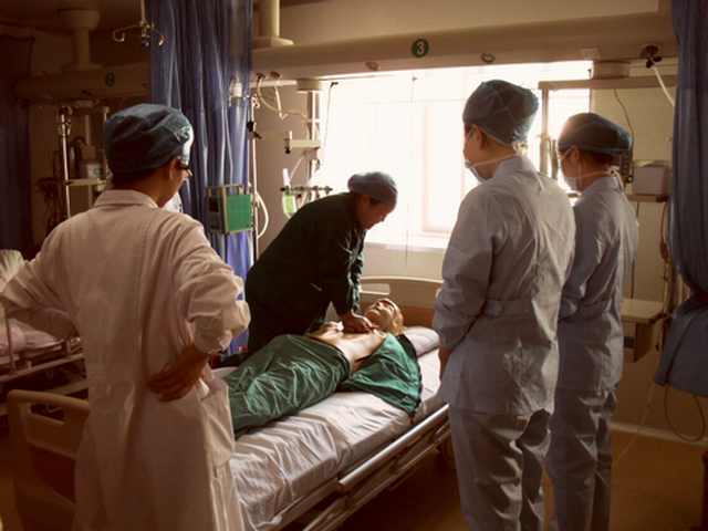 演练心肺复苏术